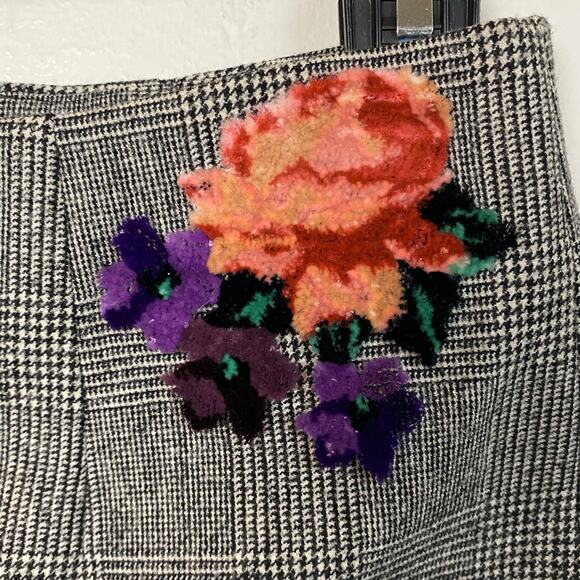 La Perla Gray Wool Blend Textured Floral Applique Shorts Size 2 NWT - Picture 3 of 12